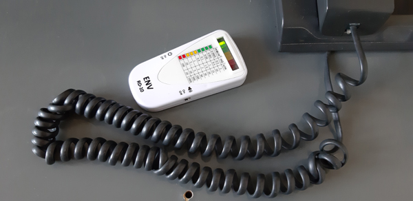 Messung eines schnurgebundenen Telefons mit dem Detektor ENV RD-10