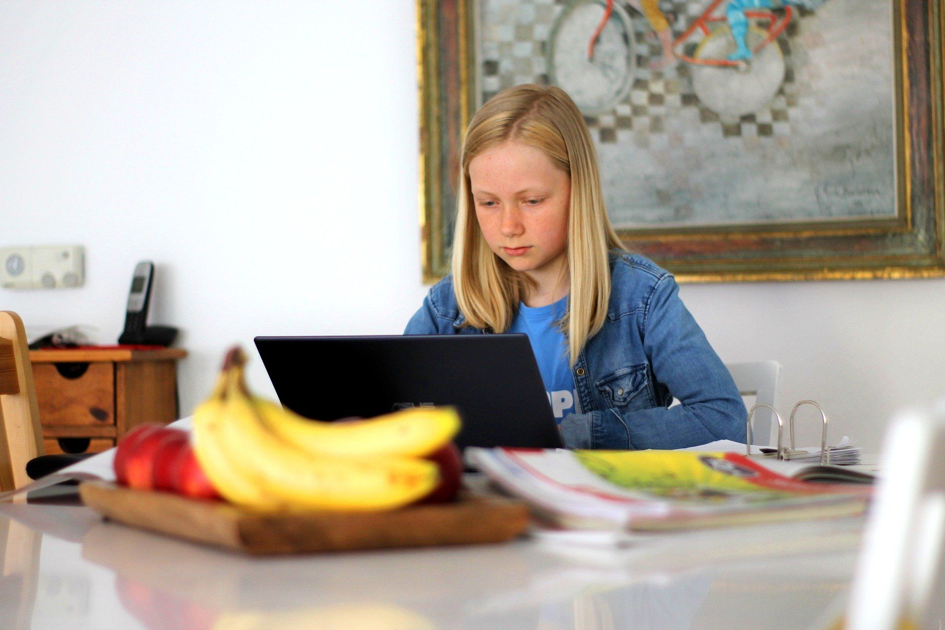 Die meisten Kinder sind beim digitalen Lernen Elektrosmog ausgesetzt.