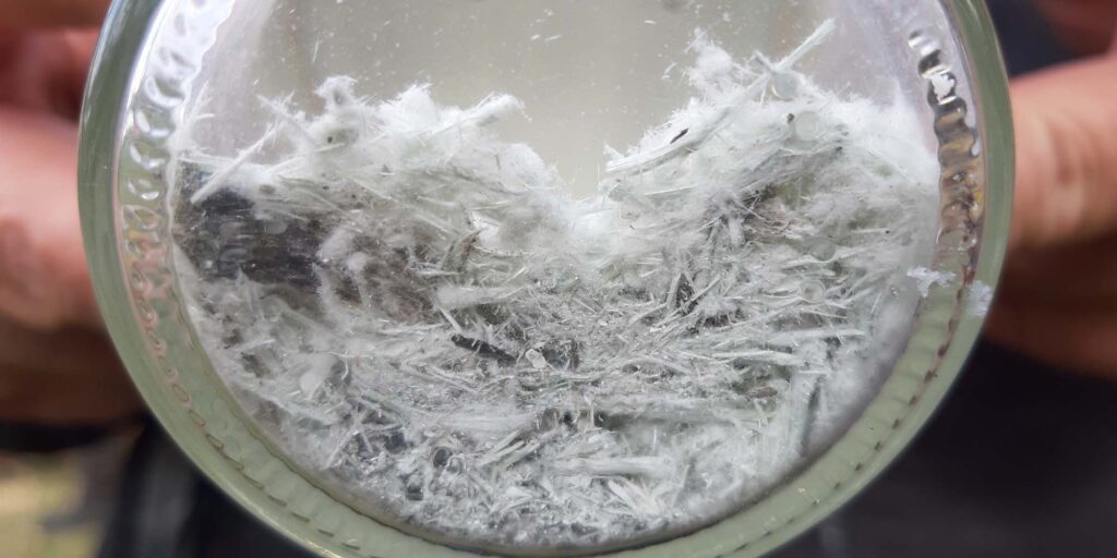 Natürliche Asbestfasern sind bläulich, grün oder weiße faserförmige kristallisierte Silikat-Minerale.