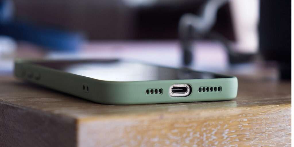 Studien zeigen: Smartphone am Schlafplatz kann zu Schlafstörungen führen.