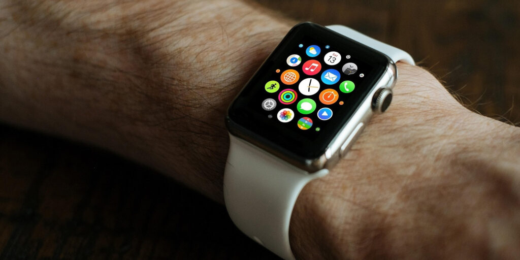 Smartphone, Apple Watch, Fitbit oder Fitness-Tracker: EMF entstehen durch Bluetooth, WLAN Zugriff auf das Mobilfunknetz.